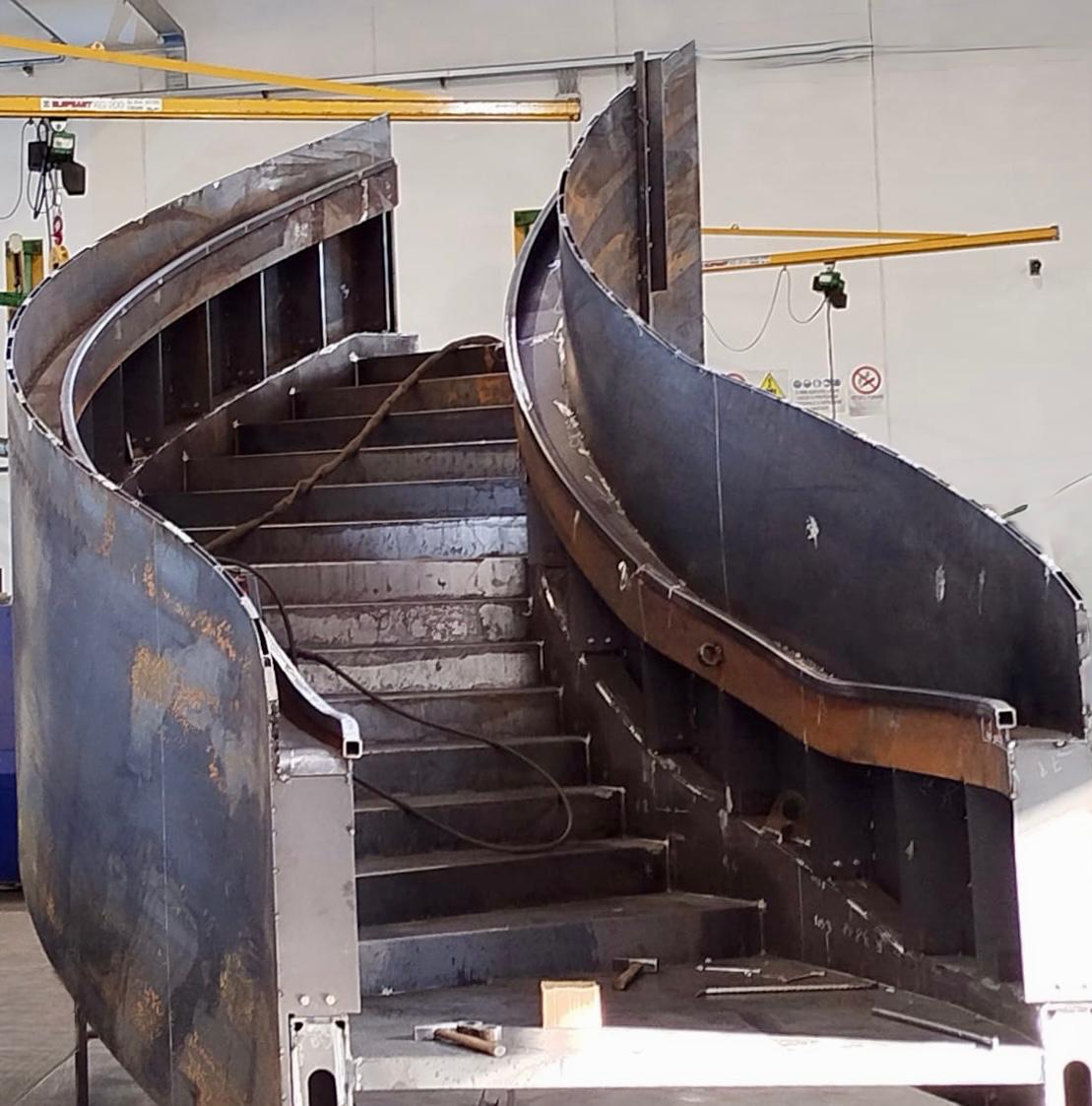 Elicoidal bended stairs