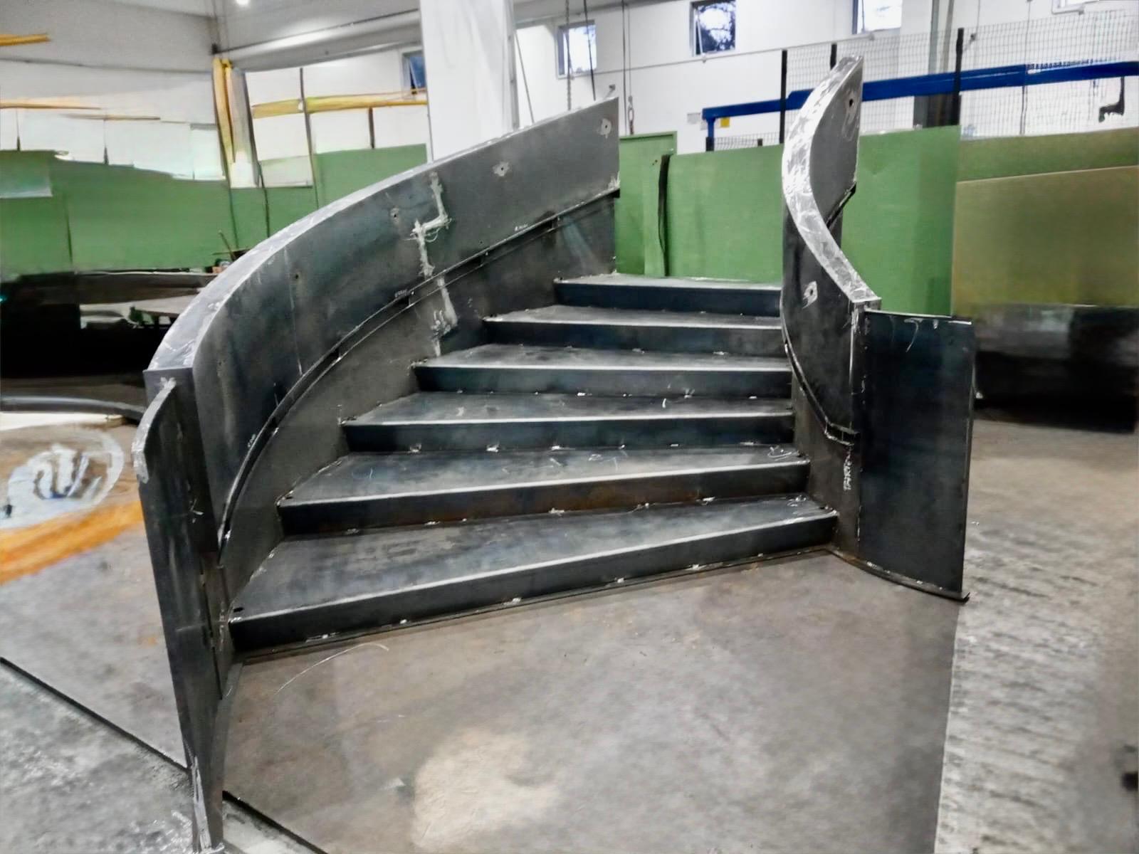 Elicoidal bended stairs